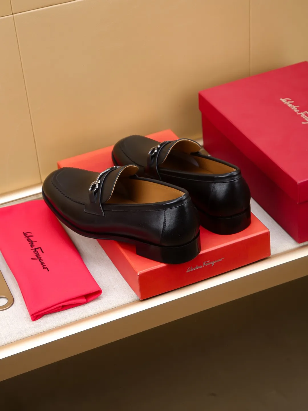 Men's shoes 💰460 🕷🕷🐂【Ferragamo】Ferragamo Popular fashionable leather shoes🇨🇳Official website counter 1:1 production, original mold opening💯Good quality can be seen, imported high-end first-layer waxed calfskin, water-dyed🐂leather lining🌿very clear texture, high-quality waterproof, non-slip and wear-resistant outsole🎋high quality and low price, truly handmade🍓colors available! Code number 39-44......(38.45.46.47 customized)